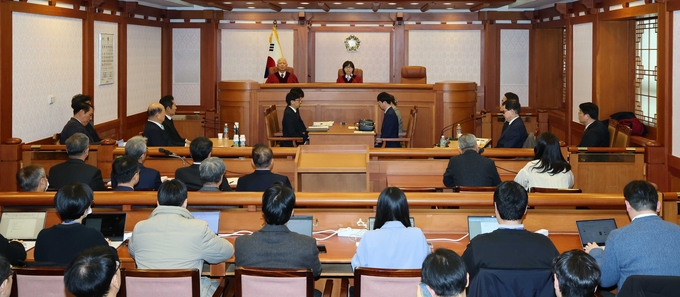 정형식(왼쪽), 이미선 헌법재판관이 지난 3일 오후 서울 종로구 헌법재판소 소심판정에서 열린 윤석열 대통령 탄핵심판 2회 변론준비기일을 진행하고 있다. (사진=연합뉴스)