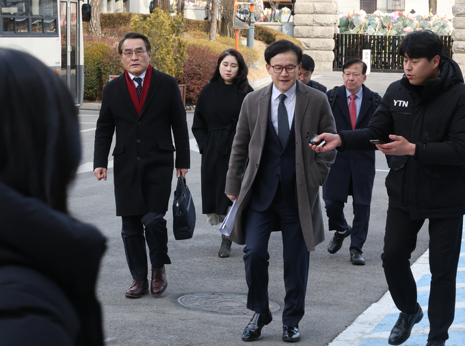 윤석열 대통령의 법률대리인인 배보윤(왼쪽), 배진한 변호사가 지난 3일 오후 서울 종로구 헌법재판소 소심판정에서 열린 윤석열 대통령 탄핵심판 2회 변론준비기일에 출석하며 취재진 질문에 답하고 있다. (사진=연합뉴스)