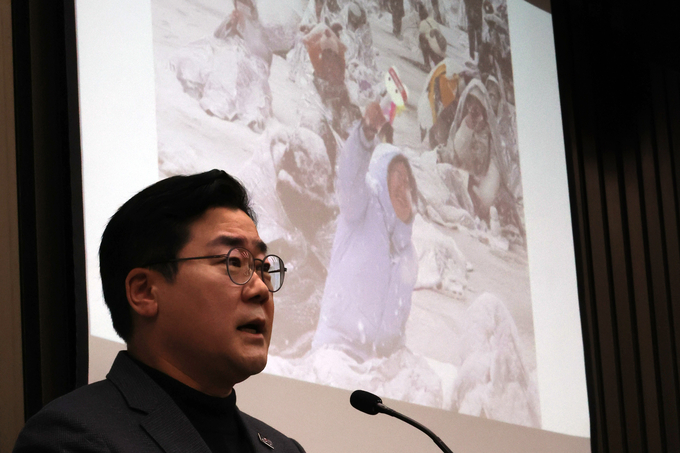 5일 오후 국회에서 열린 더불어민주당 비상의원총회에서 발언하고 있는 박찬대 원내대표 뒤로 서울 용산구 한남동 대통령 관저 인근에서 눈을 맞으며 윤석열 대통령 체포 촉구 시위를 하고 있는 시민들의 모습이 나오고 있다. (사진=연합뉴스)