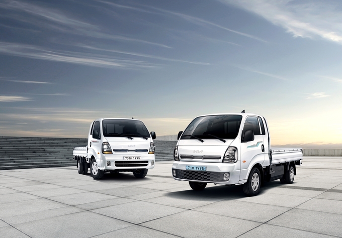 (왼쪽부터)봉고 LPG 터보 1톤 2WD 초장축 킹캡 스마트 셀렉션 트림, 봉고 EV 1톤 2WD 초장축 킹캡 스마트 셀렉션 트림. (사진=기아 제공)