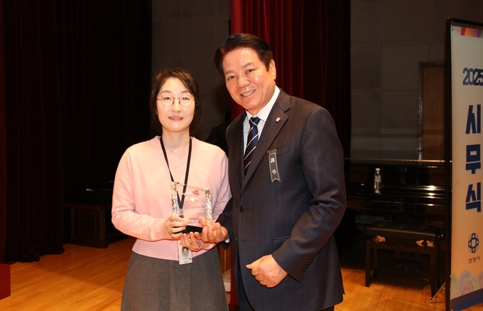 최대호(오른쪽) 안양시장이 지난 2일 열린 시무식에서 '제14회 지방행정의 달인'으로 선정된 권구현 주무관을 격려하고 있다. (사진=안양시 제공)