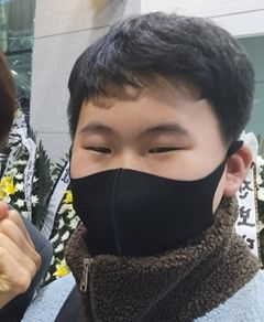  지난 4일 수원에서부터 버스를 타고 내려와 전남 무안국제공항에 마련된 분향소에서 봉사활동을 한 전시윤 군. (사진=전시윤 군 제공)