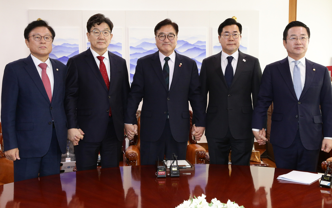 지난달 23일 서울 여의도 국회에서 우원식 국회의장과 여야 원내지도부가 만나 기념 촬영하고 있다. (사진=옥지훈 기자)