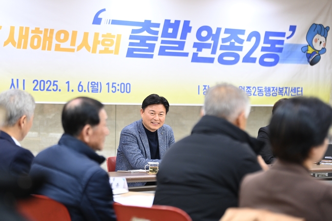 조용익 부천시장이 원종2동 행정복지센터를 방문해 시민들과 새해덕담을 나누고 있다. (사진=부천시 제공)