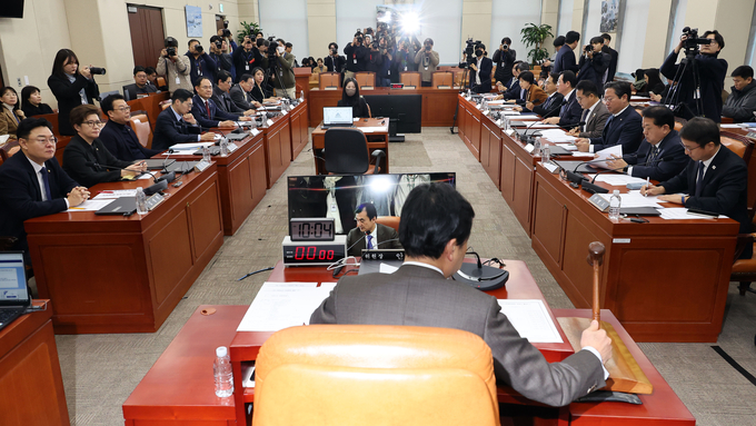 윤석열 정부의 비상계엄 선포를 통한 내란혐의 진상규명 국정조사 특별위원회 전체푀의가 열린 7일 안규백 위원장이 의사봉을 두드리고 있다. (사진=연합뉴스)