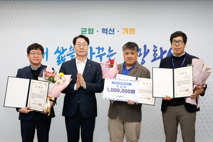 화성공무원 대상 수상장 (사진왼쪽 김광준, 정명근 화성시장, 김민철, 기승규 직원) 