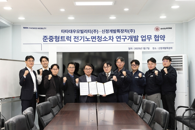 준중형트럭 전기노면청소차 연구개발 업무협약을 체결한 타타대우모빌리티 서명식 연구소장과 신정개발특장차 박인준 대표 외 관계자들이 기념촬영을 하고 있ek. (사진=타타대우모빌리티 제공)