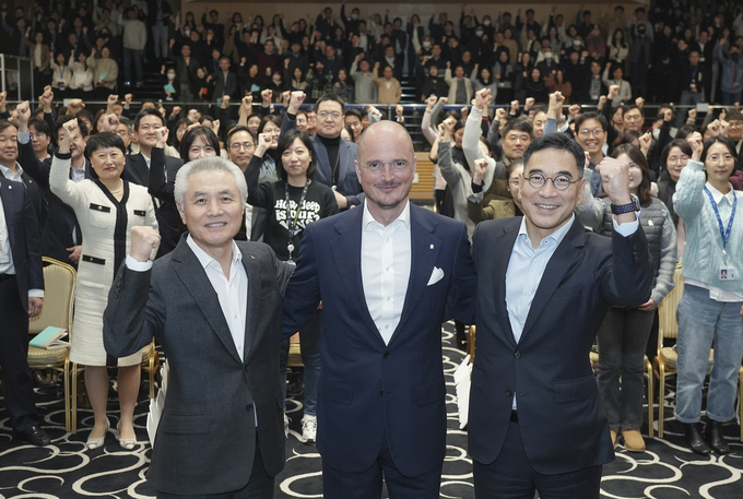 (왼쪽부터) 박종복 SC그룹 Senior Advisor, 디에고 디 조르지 SC그룹 CFO, 이광희 SC제일은행장이지난 6일 SC제일은행 본점에서 열린 임직원 신년 타운홀에서 임직원들과 기념촬영을 하고있다. (사진=SC제일은행 제공)