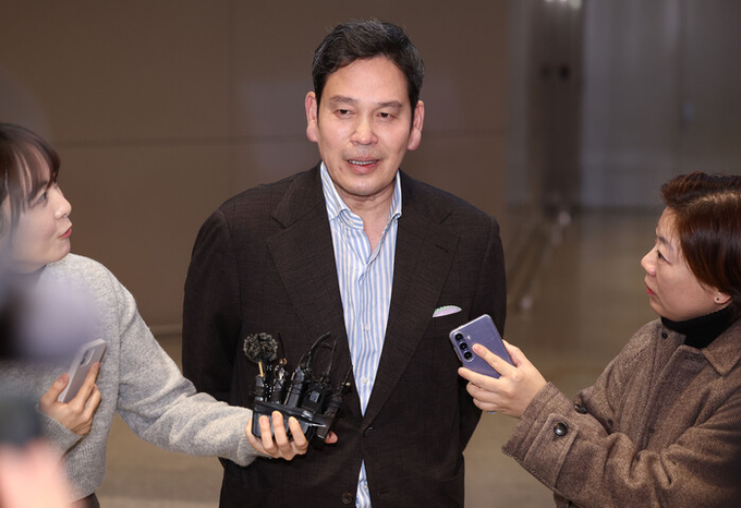 미국에서 도널드 트럼프 미 대통령 당선인을 만난 정용진 신세계그룹 회장이 지난해 12월 22일 인천국제공항 제2여객터미널을 통해 귀국해 취재진 질문에 답하고 있다. (사진=연합뉴스 제공)