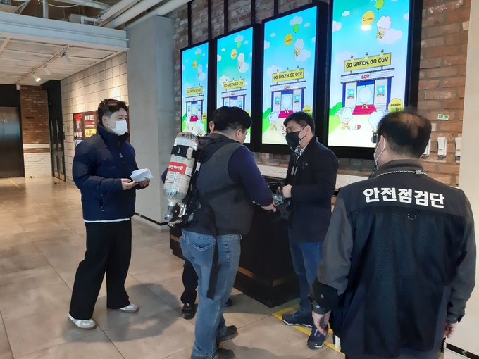 부천시 관계자들이 다중이용시설에서 안전점검을 실시하고 있다. (사진=부천시 제공)