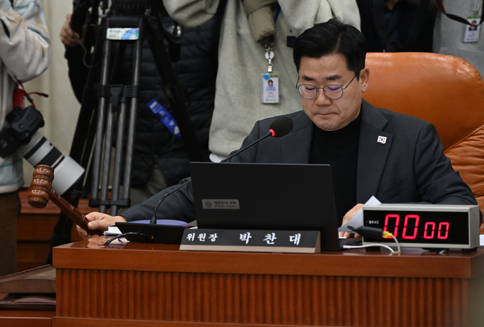 박찬대 국회 운영위원회 위원장이 8일 서울 여의도 국회에서 열린 ‘12·3 비상계엄 선포 내란사태 관련 현안질의’ 전체회의에서 의사봉을 두드리고 있다. (사진=옥지훈 기자)