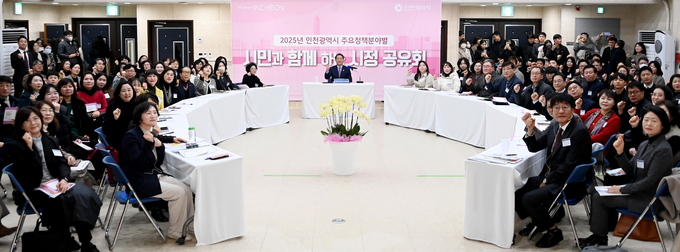 8일 유정복 인천시장이 남동구노인복지관에서 열린 '2025년 인천시 주요정책분야별 시정공유회'에서 시민들과 기념촬영을 하고 있다. ( 사진 = 인천시 제공 )