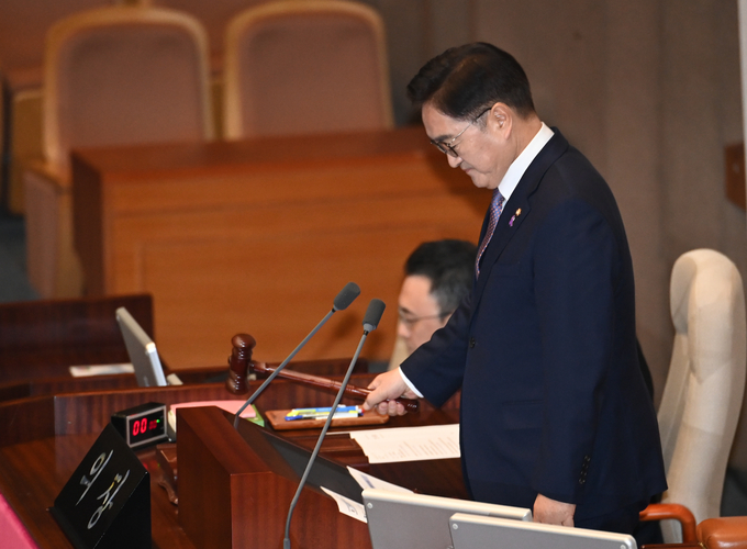 우원식 국회의장이 윤석열 대통령에 대한 2차 체포영장 집행 시도가 초읽기에 들어간 8일 서울 여의도 국회 본회의장에서 의사봉을 두드리고 있다. (사진=옥지훈 기자)