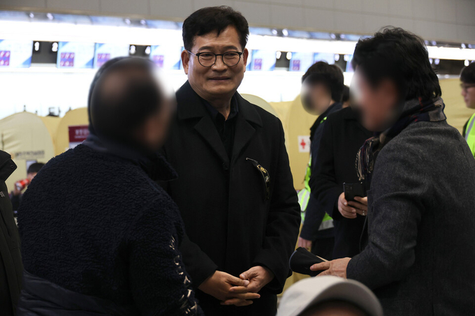 송영길 전 더불어민주당 대표가 전남 무안국제공항에서 제주항공 참사 희생자 유가족과 대화하고 있다. (사진=연합뉴스)