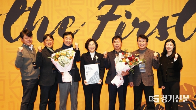 안성시 김보라 시장 및 직원들이 2025년 대한민국 퍼스트브랜드 대상을 수상하고 있다. (사진=안성시 제공)