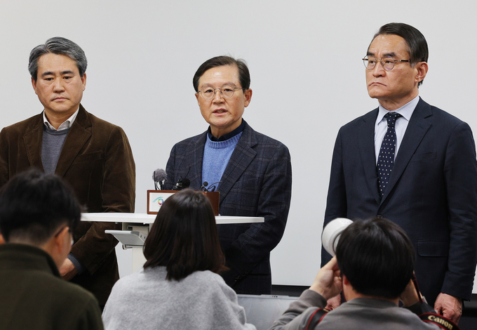 윤석열 대통령 측 윤갑근 변호사(가운데)가 8일 서울 서초구 한국컨퍼런스센터에서 열린 기자간담회에서 발언하고 있다. (사진=연합뉴스)
