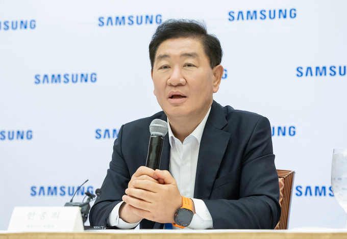 미국 라스베이거스 CES 2025 현장에서 열린 국내 기자간담회에서 한종희 삼성전자 대표이사 부회장이 기자들의 질문에 답변을 하는 모습. (사진=삼성전자 제공)<br>
