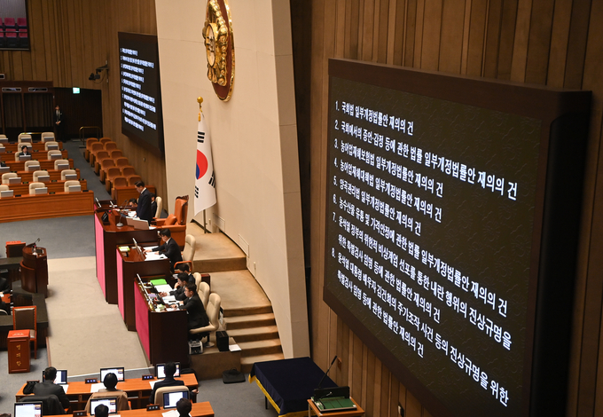 국회는 8일 본회의를 열고 쌍특검법(내란·김건희 특검법) 등 대통령 권한대행 체제에서 재의요구권(거부권)이 행사된 8개 법안에 대한 재표결을 실시했다. 거부권 법안 8개 모두 가결요건을 채우지 못해 부결·폐기됐다. (사진=옥지훈 기자)