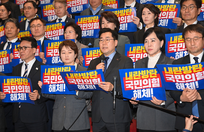 더불어민주당은 8일 쌍특검법(내란·김건희 특검법) 등 대통령 권한대행 체제에서 재의요구권(거부권)이 행사된 8개 법안이 모두 부결·폐기되자 국회 로텐더홀 계단에 집결해 규탄대회를 실시했다. (사진=옥지훈 기자)