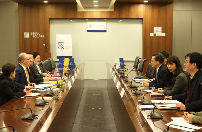 8일 오후 김동연 경기도지사가 필립 반 후프 주한유럽상공회의소 회장과 면담하고 있다. (사진=경기도 제공)