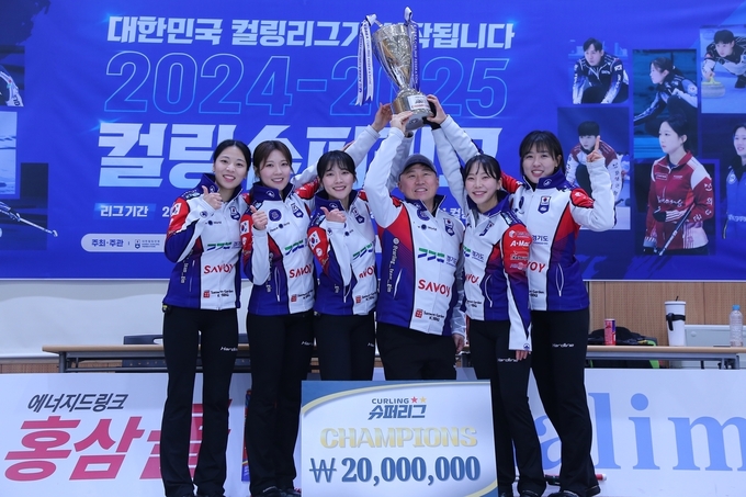 8일 의정부컬링장에서 열린 2024~2025 컬링 슈퍼리그 여자부서 우승을 차지한 경기도청 '5G' 선수들이 트로피를 들어 올리고 있다. (사진=대한컬링연맹 제공)