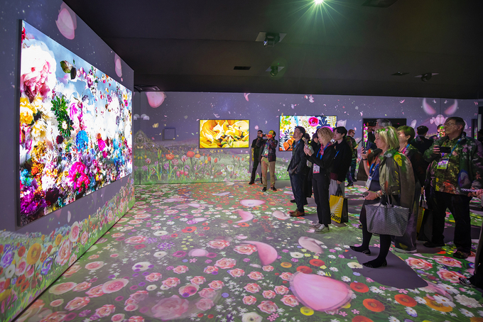 CES 2025가 열리고 있는 미국 라스베이거스 컨벤션 센터 삼성전자 전시관에서 관람객들이 '새로운 경험을 보여주는 집'의 아트 경험을 체험하고 있다. (사진=삼성전자 제공)