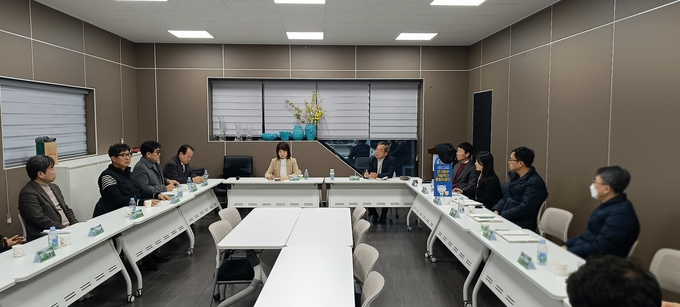 경과원이 광주시 기업인들을 만나 애로사항을 청취하고 있다. (사진=경과원 제공)