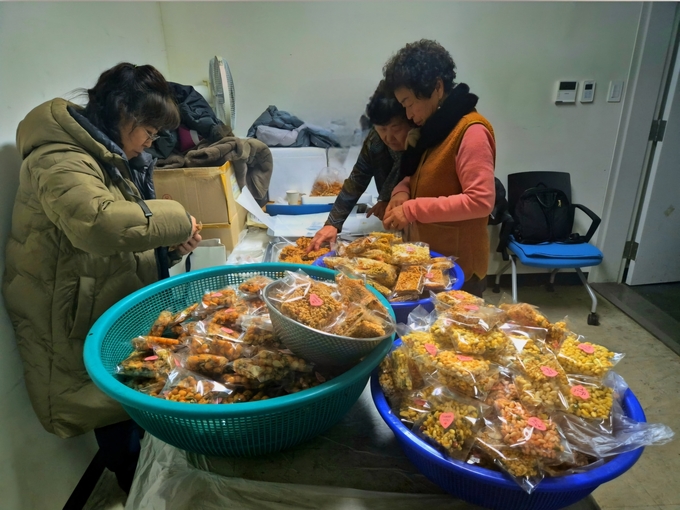 한과만들기 교육수료 후 부녀회 10여명이 고촌읍행정복지센터에서 한과를 직접 만들어 선보이고 있다. 고촌새마을부녀회 제공 