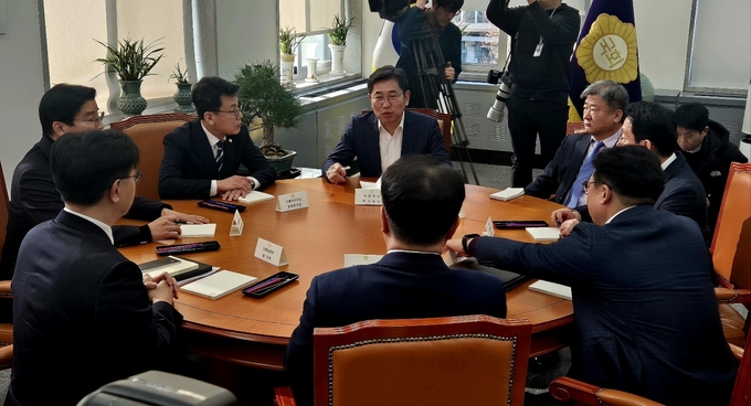  9일 오전 서울 여의도 국회에서 김상훈 국민의힘 정책위의장, 진성준 더불어민주당 정책위의장, 방기선 국무조정실장 등이 국정협의체 첫 실무협의를 하고 있다. (사진=김한별 기자)