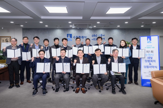 9일 이재준 수원시장과 김현수 제1부시장, 현근택 제2부시장을 비롯한 각 실·국장들이 청렴 서약 후 기념 촬영을 하고 있다. (사진=수원시 제공)