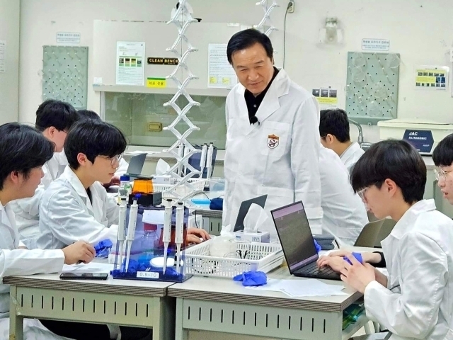 임태희 경기도교육감이 의정부시에 위치한 경기북과학고등학교를 방문해 생명과학 수업을 참관하고 있다. (사진=경기도교육청 제공)