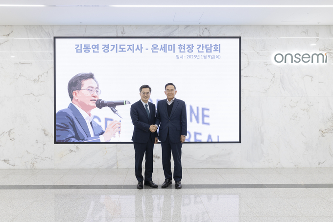 9일 부천시에 소재한 온세미코리아에서 김동연(왼쪽) 경기도지사와 강병곤 온세미코리아 대표이사가 만나 기념촬영을 하고 있다. (사진=경기도 제공)