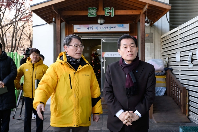 9일 이재준 시장이 안재금 수원다시서기노숙인종합지원센터장의 설명을 듣고 있다. (사진=수원시 제공)