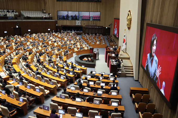 나경원 국민의힘 의원이 9일 오후 12·3 비상계엄과 제주항공 여객기 참사 관련 국회 긴급현안질의에서 질문을 하고 있는 가운데 야당 의원들로부터 고성 항의가 이어졌다. (사진=연합뉴스)