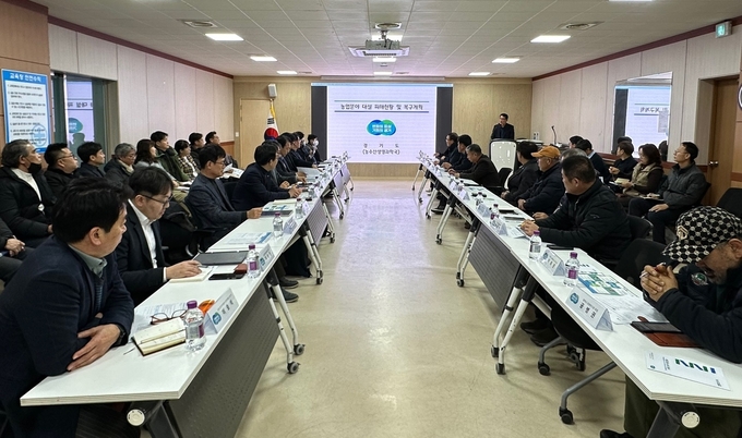 9일 안성시 농업기술센터 생활과학관에서 박종민 농수산생명과학국장이 ‘농·축산 분야 현장 간담회’를 주재하고 있다. (사진=경기도 제공)
