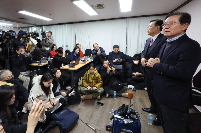 윤갑근(오른쪽), 석동현 변호사등 윤석열 대통령 대리인단이 9일 오후 서울 서초구 석동현 변호사 사무실에서 외신기자 대상 기자회견을 하고 있다. (사진=연합뉴스)