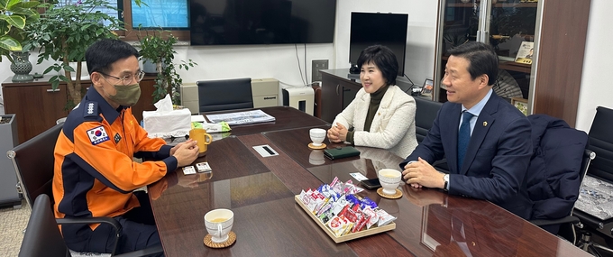 성남시의회 이준배 민주당 대표의원과 정연화 의원이 9일 분당소방서를 찾았다. (사진=정연화 성남시의원 측 제공)