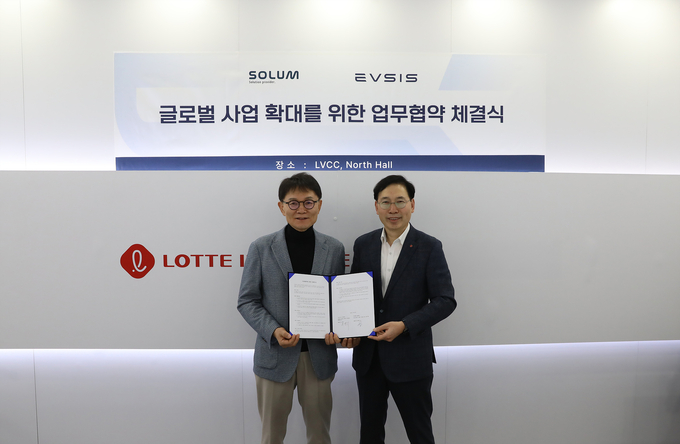 오영식 EVSIS 대표이사(오른쪽)와 전성호 솔루엠 대표이사가 협약을 마치고 기념촬영을 하고 있다. (사진=롯데이노베이트 제공)