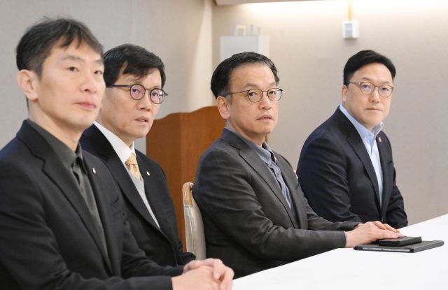 최상목대통령 권한대행 부총리 겸 기획재정부 장관이 10일 정부서울청사에서 거시경제·금융현안 간담회를 하고 있다. (왼쪽부터) 이복현 금융감독원장, 이창용 한국은행 총재, 최 권한대행, 김병환 금융위원장. (사진=기획재정부 제공)