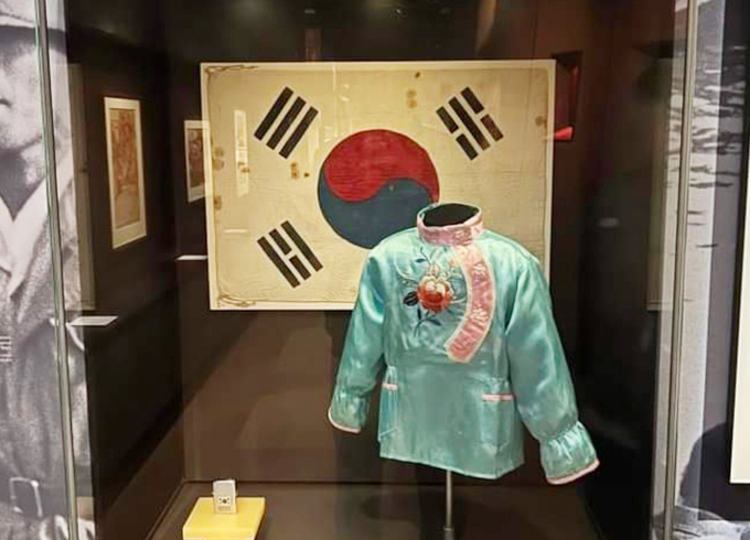  호주 전쟁기념관에 전시된 중국풍 옷이 한국 전통 의상으로 소개됐다. (사진=서경덕 성신여대 교수 제공)