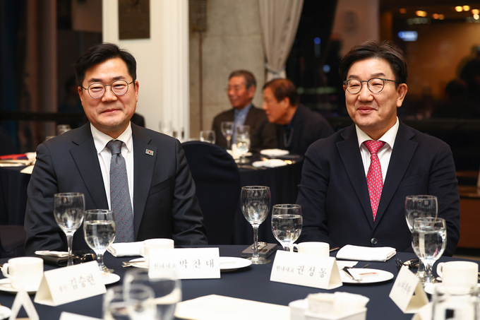 권성동 국민의힘 원내대표(오른쪽)와 박찬대 더불어민주당 원내대표가 10일 오후 서울 중구 프레스센터에서 열린 관훈클럽 68주년 창립총회에 참석하고 있다 (사진=연합뉴스)
