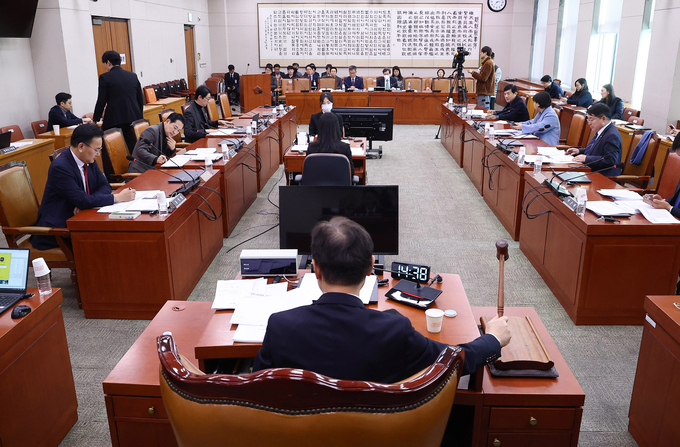 10일 오후 서울 국회에서 열린 법제사법위원회 법안심사제1소위원회에서 박범계 소위원장이 의사봉을 두드리고 있다. (사진=연합뉴스)