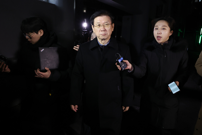 윤석열 대통령 체포 저지를 주도한 박종준 전 대통령 경호처장이 10일 밤 서울 서대문구 경찰청 국가수사본부에서 조사를 마친 뒤 청사를 나서고 있다. 박 전 경호처장은 이날 미리 제출한 사직서가 조사 도중 수리되며 전직 신분이 됐다. (사진=연합뉴스)