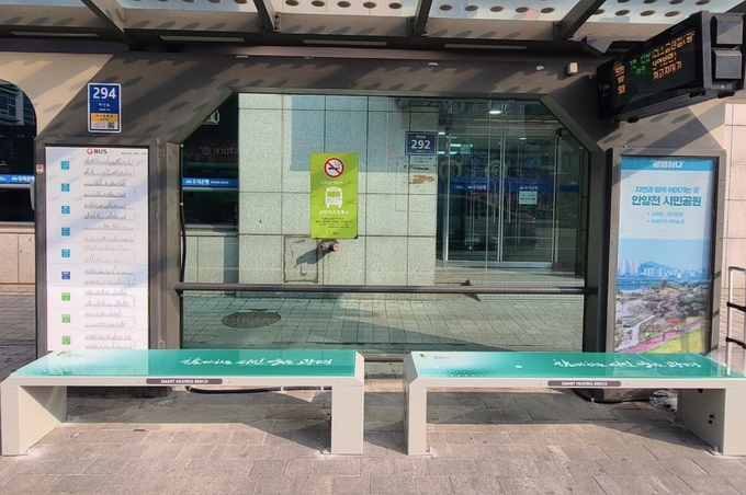 광명시, 겨울철 한파 대비 버스정류장 온열의자 14대 추가 설치했다. (사진=광명시 제공)