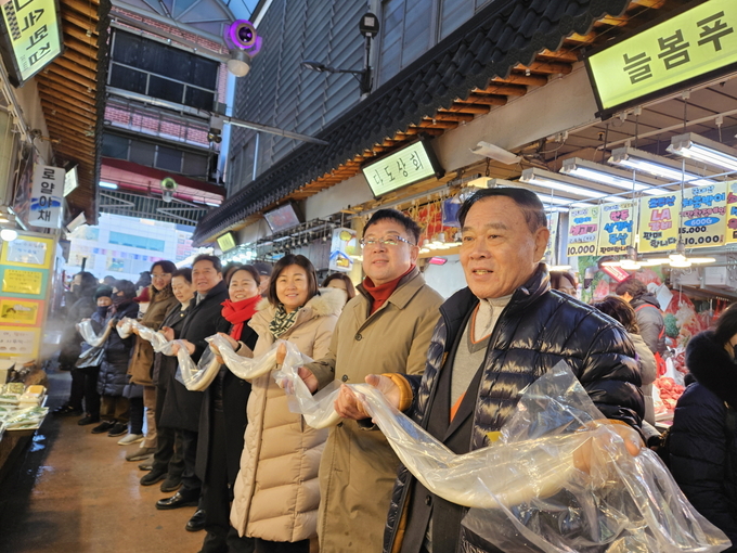 지난 10일 김현수 수원시 제1부시장(오른쪽 2번째), 이재식 수원시의회 의장 등이 시민들과 함께 가래떡 나눔 행사에 참여하고 있다. (사진=수원시 제공)