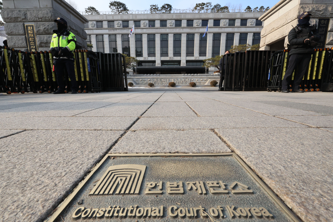 윤석열 대통령의 탄핵심판 정식 변론이 오는 14일 시작되는 가운데 서울 종로구 헌법재판소 앞에서 경찰이 경계 근무를 서고 있다. (사진=연합뉴스)