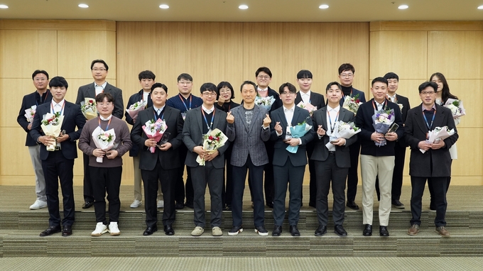 김영호 삼성전자서비스 부사장이 CS 달인과 기념 사진을 촬영하고 있다. (사진=삼성전자 제공)