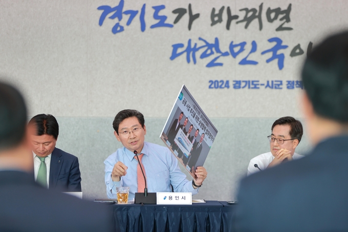 1-4. 이상일 용인특례시장이 지난해 11월 11일 경기도청에서 열린 정책간담회에서 경기남부광역철도사업의 성공 추진을 위해 2023년 2월 맺은 협약 사진을 보여 주며 김 지사의 적극적인 협력을 요구했다. (사진=용인시 제공)