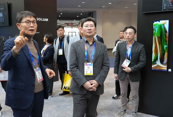 용인특례시장는 이상일 시장이 8일(현지시간) 미국 라스베이거스에서 열린 ‘CES 2025’에 부스를 마련해 대한민국의 우수한 첨단기술을 세계에 알리고 있는 기업인들을 만나 격려했다. (사진=용인시 제공)