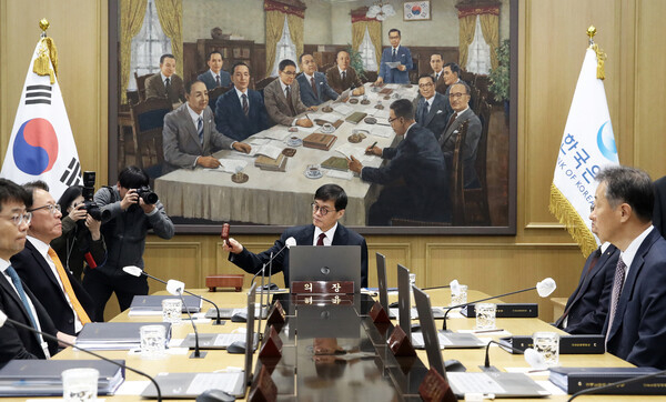 이창용 한국은행 총재가 지난해 11월 28일 서울 중구 한국은행에서 열린 금융통화위원회에서 의사봉을 두드리고 있다.(사진=연합뉴스 제공)